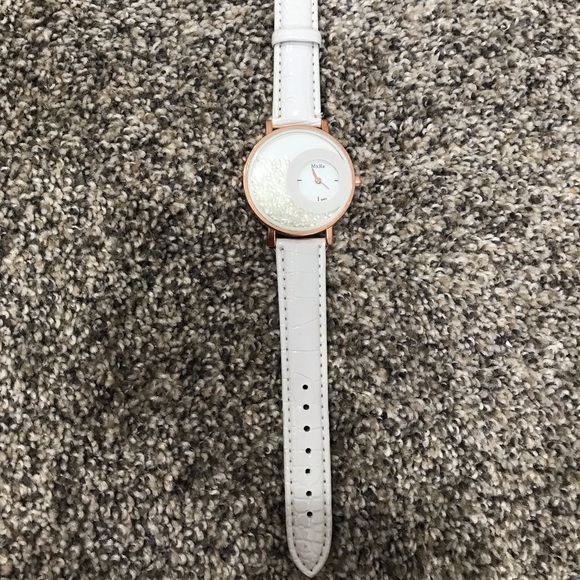 5 For $20 🥳 Women’s watch - Picture 1 of 4